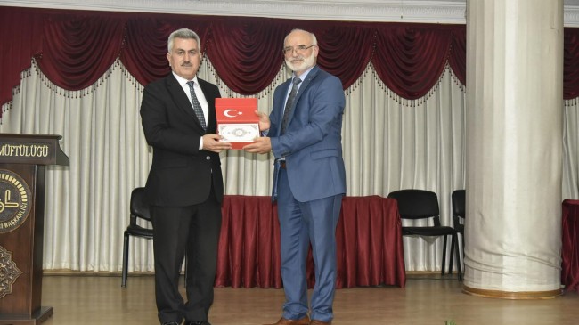 Tarsus İlçe Müftülüğü Din Görevlilerine ‘Savaş, Göç ve Aile’ Konferansı Düzenlendi