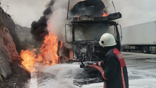 Tarsus’ta Tır Yangını “7 Sıfır Kilometre Araç Küle Döndü”