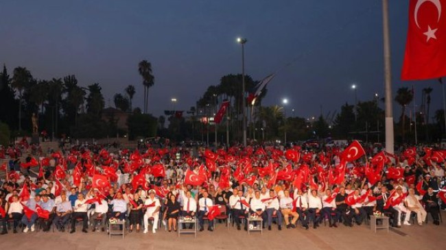 ‘15 TEMMUZ DEMOKRASİ VE MİLLİ BİRLİK GÜNÜ’NDE, MERSİN CUMHURİYET MEYDANI’NDA ‘DEMOKRASİ NÖBETİ’ TUTULDU