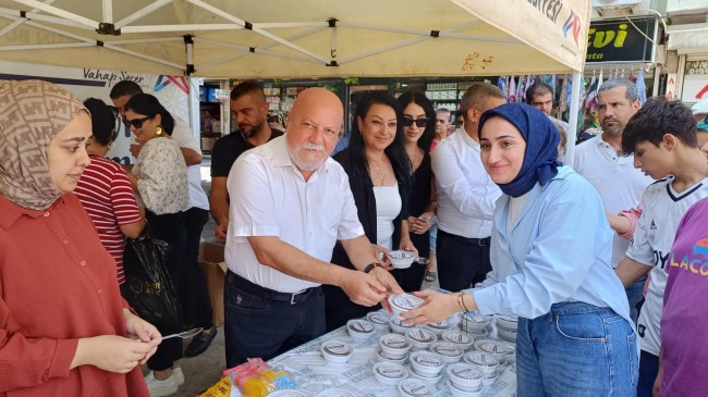 Mersin Büyükşehir Belediyesi Tarsus’ta Aşure Dağıtımı Gerçekleştirdi