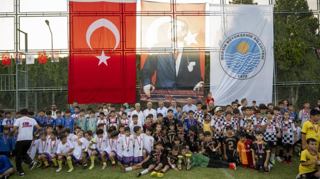 Büyükşehir’in ‘U-11/U-12 Futbol Şenlik Ligi’ Ödül Töreni İle Son Buldu