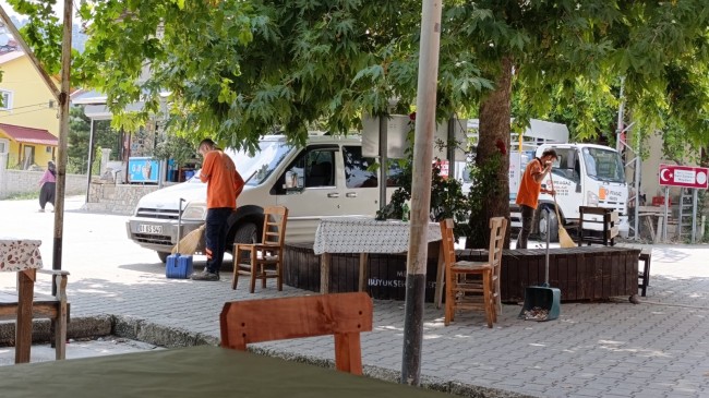 BÜYÜKŞEHİR BELEDİYESİ EKİPLERİNDEN ÇAMLIYAYLA’DA YOL BAKIM VE TEMİZLİK ÇALIŞMASI