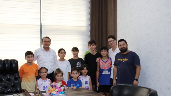 İDEAL BASKETBOL’DAN TARSUS GENÇLİK MERKEZİ MÜDÜR’Ü CUMALİ KOŞAR’A ZİYARET