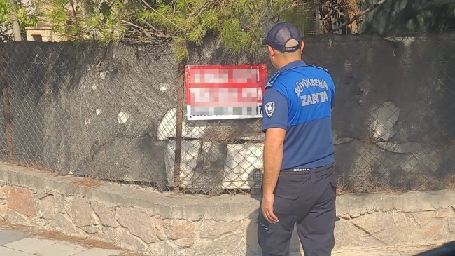 BÜYÜKŞEHİR ZABITA EKİPLERİ TARSUS’TA İZİNSİZ ASILAN AFİŞLERİ TOPLUYOR