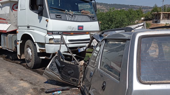 Şiddetli çarpışma neticesinde aracın ön bölümü param parça oldu “1 yaralı”
