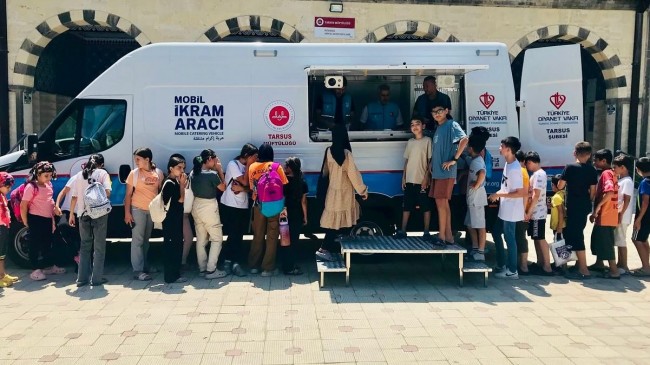 Mobil İkram Aracı ile Çocuklara Dondurma İkramı Yapıldı