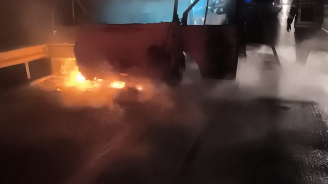 Pozantı-Tarsus Otoyolu’nda Servis Aracı Yandı