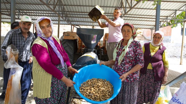 Büyükşehir’in Badem Soyma Makinesi Desteği İle Hasat Zamanı Çile Olmaktan Çıktı