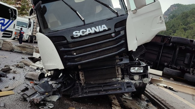 Otoyol Tarsus-Pozantı arası Çamalan kavşağı ilerisi tünele varmadan yaşanan zincirleme kazada 2 kişi yaralandı