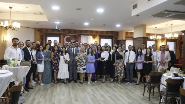 MERSİN BAROSU’NUN EMEKTAR AVUKATLARINA PLAKET TAKDİM EDİLDİ