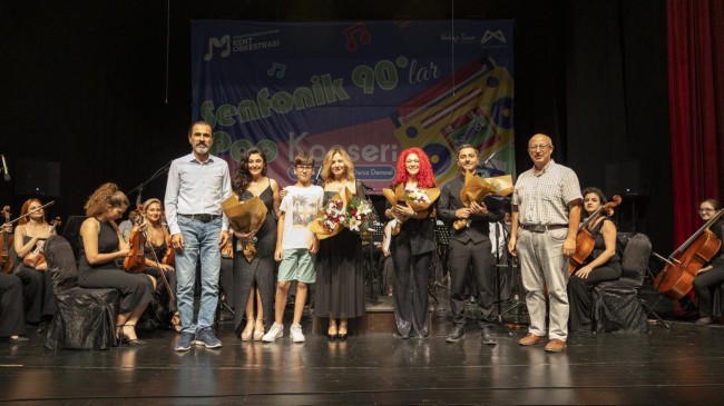 Büyükşehir’in Kent Orkestrası, 90’lar Konseri İle Nostalji Rüzgarı Estirdi