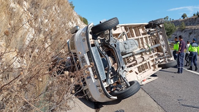 Tarsus’ta kontrolden çıkan minibüs kaza yaptı: 1 yaralı