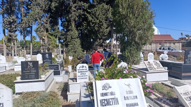 Mezarlık Ziyaretine Giden Yaşlı Adam Kabir Yanında Hayatını Kaybetti