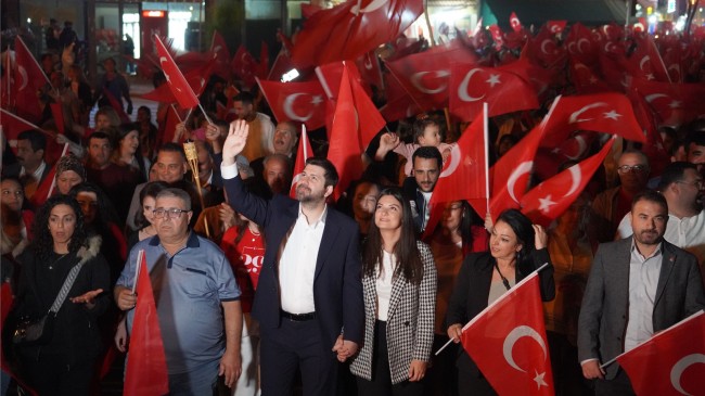 TARSUS’TA CUMHURİYET COŞKUSU ALANLARA SIĞMADI