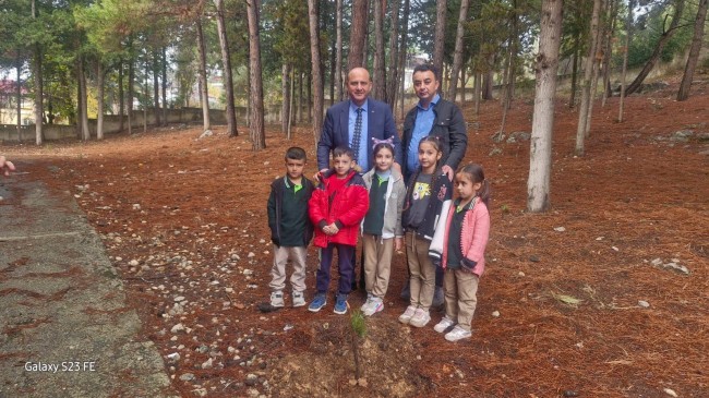 Çamalan’da Öğretmenler Günü İçin Hatıra Fidanları Dikildi