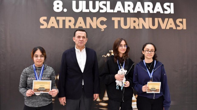 ‘8. Uluslararası Satranç Turnuvası’nda Sporculara Ödülleri Verildi