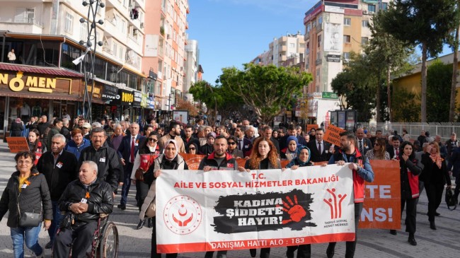 Tarsus’ta Kadına Yönelik Şiddete Karşı Farkındalık Yürüyüşü Düzenlendi