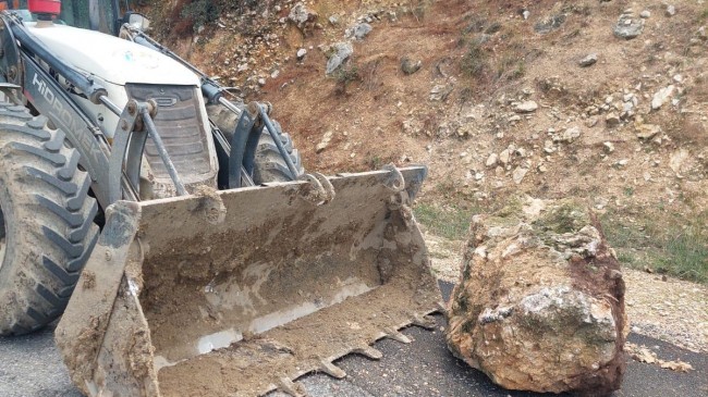 YOLA DÜŞEN KAYALAR BÜYÜKŞEHİR EKİPLERİNCE KALDIRILDI