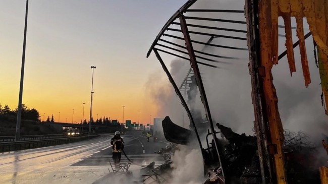 Tarsus’ta Kargo Taşıyan Tır’ın Dorsesi Yandı