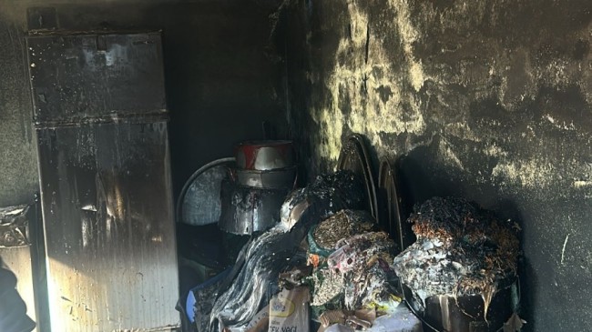 İki Katlı Evin Depo Bölümünde Yangın: Maddi Hasar Oluştu