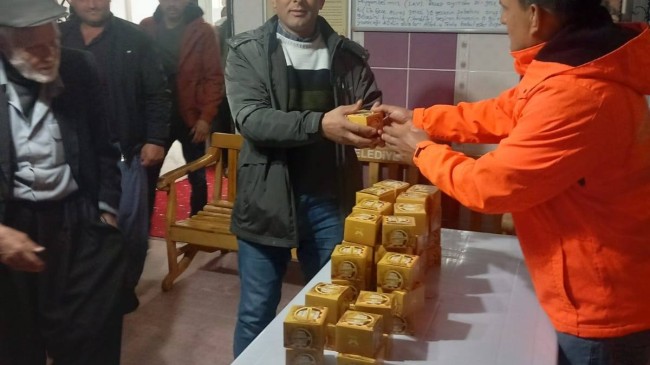 Mersin Büyükşehir Belediyesi Miraç Kandili’nde Tarsus ve Çamlıyayla’da Kandil Simidi Dağıttı