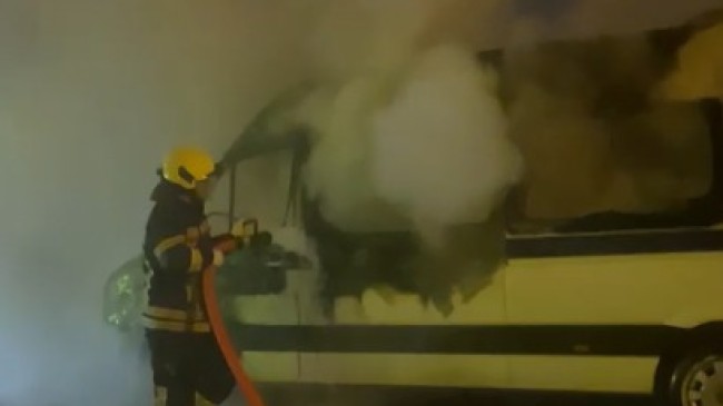 Tarsus’ta Seyir Halindeki Servis Aracı Yandı