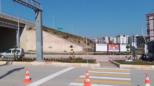 BÜYÜKŞEHİR EKİPLERİ TARSUS KENT MERKEZİNDE YAYA GEÇİTLERİNDE ÇİZGİLEME ÇALIŞMALARINA DEVAM EDİYOR