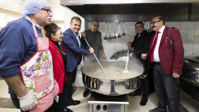 Başkan Seçer, Mezitli Cemevi’nin Hızır Lokması Etkinliğine Katıldı