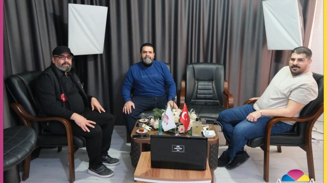 Tarsus’un tanınmış iş insanlarından Serkan Esendemir ve bölgenin genç ve başarılı avukatlarından Burak Karabulut, Akkoza Medya Rejisörü Erdal Alakaş’ı ziyaret etti.