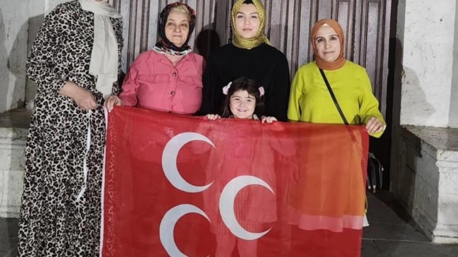 MHP Tarsus KAÇEP Başkanı Betül Ulusoy ve Kadın Kolları, Teravih Namazı Sonrası Hayır Dağıttı