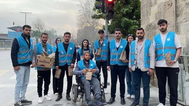 AK Parti Tarsus’tan Trafikte Kalan Vatandaşlara İftariyelik İkramı