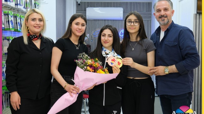 Tarsuslu Şampiyonumuz Gamze Altun, Tarsus Serkan GSM’de Yoğun İlgiyle Karşılandı