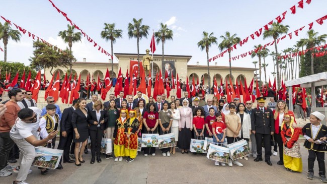 Başkan Seçer ve Meral Seçer, ‘23 Nisan Ulusal Egemenlik ve Çocuk Bayramı’ Kutlama Törenine Katıldı