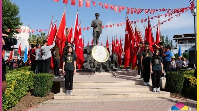 Tarsus Cumhuriyet Meydanı’nda Atatürk Anıtı’na 23 Nisan Çelengi Sunuldu