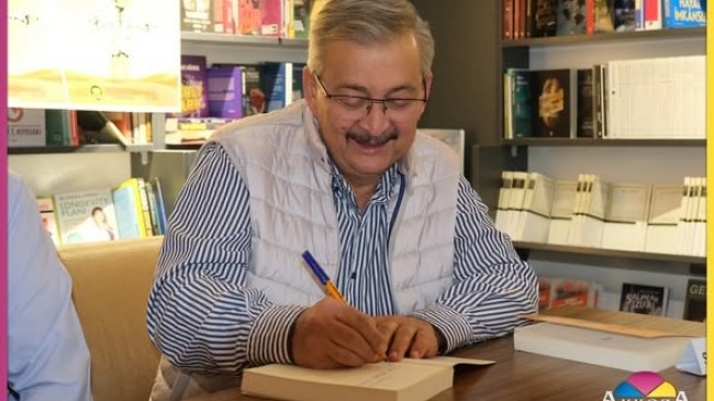 Antik Sahaf Bistro’da Deneyimli Yazar Süleyman Arkadaş’ın İmza Gününe Yoğun Katılım