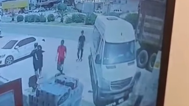 Minibüsüne Park Halindeyken Çarptılar, Olanı Petrolcü Söyledi