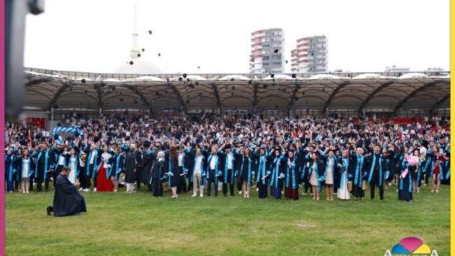 Tarsus Üniversitesi’nde Mezuniyet Coşkusu: 1100 Öğrenci Kep Attı