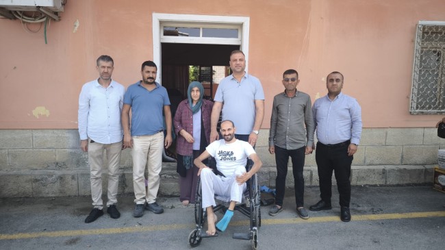 Mersin Büyükşehir’den Tarsuslu Melih Fıratlı’ya Umut Olan Destek “Tekerlekli Sandalyesine Kavuştu”
