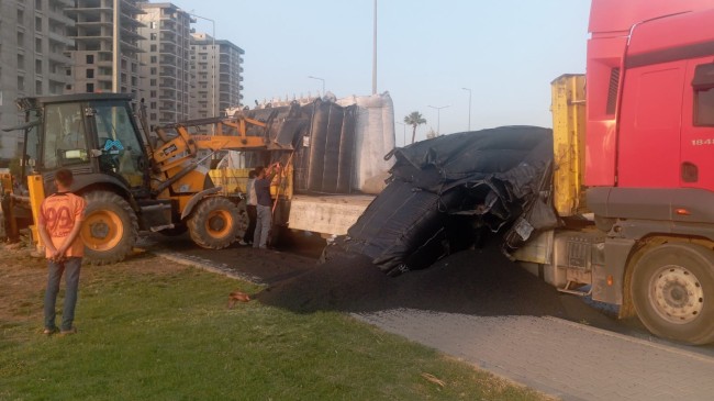 TARSUS’TA PLASTİK KASA HAMMADDESİ POLİETİLENDİR YÜKLÜ TIRIN TAŞIDIĞI YÜK YOLA SAVRULDU