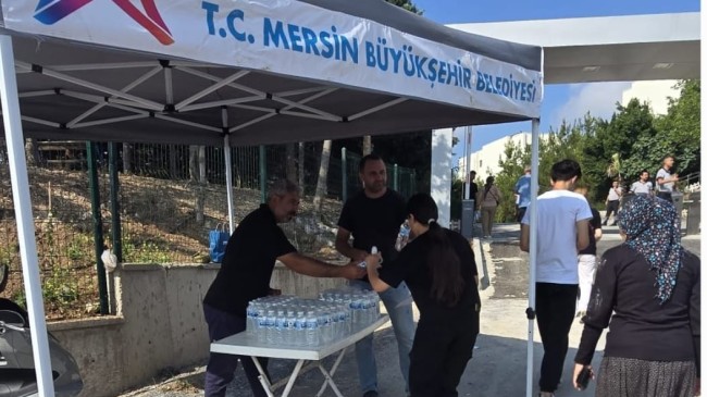 BÜYÜKŞEHİR BELEDİYESİ TARSUS’TA SINAVA GİREN ÖĞRENCİLERE SU DAĞITTI