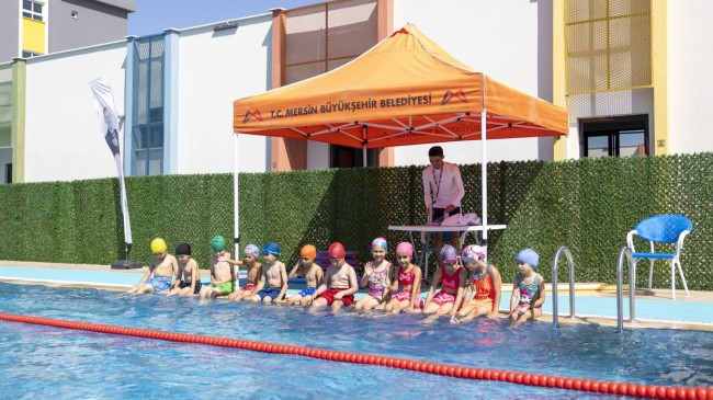 Mersin’de 7’den 70’e Herkes Eğlenerek Yüzme Öğreniyor