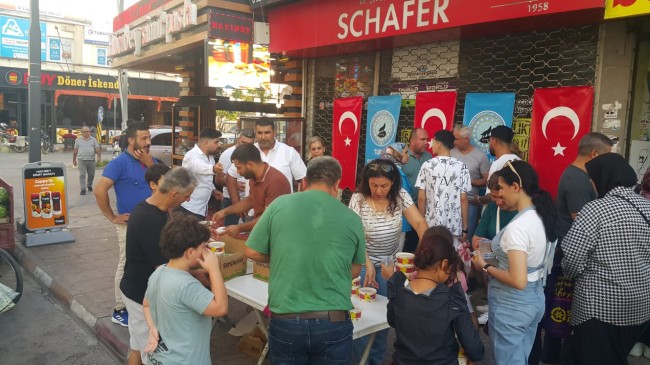 Tarsus Turan Bozkurtları Teşkilatı “Düzenlenen etkinlikte vatandaşlara aşure dağıtıldı”