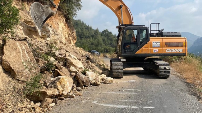YALAMIK MAHALLESİ YOLU BÜYÜKŞEHİR EKİPLERİNCE GENİŞLETİLİYOR