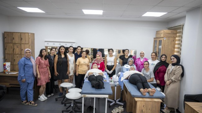 Kadınlar ‘Cilt Bakımı’ Kursuyla Hem Öğreniyor Hem Güçleniyor