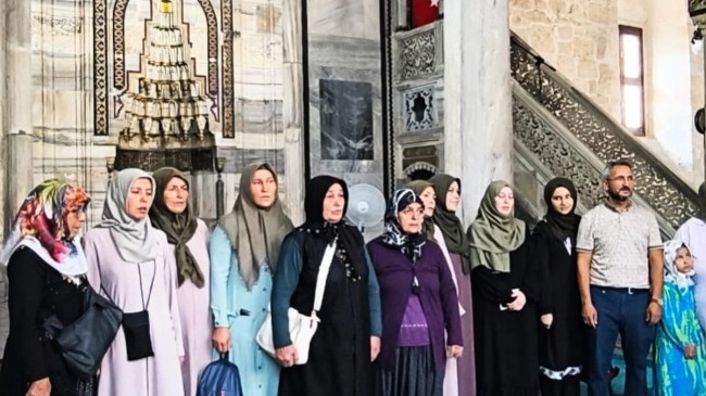 Tarsus’ta Umre Yolcuları Dualarla Uğurlandı