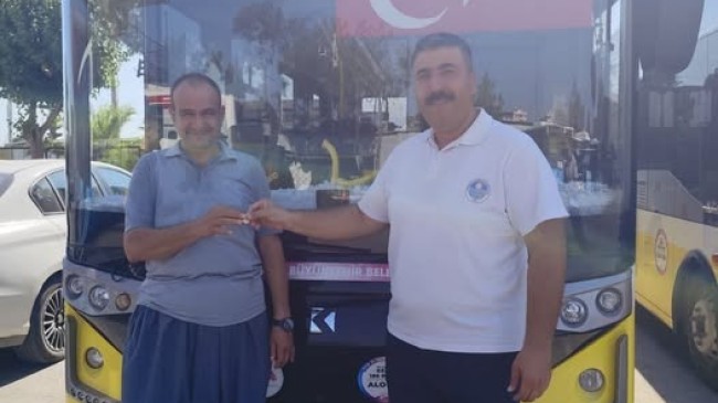 TARSUS’TA BÜYÜKŞEHİR TOPLU TAŞIMA ARACINDA BULUNAN ALTIN SAHİBİNE TESLİM EDİLDİ