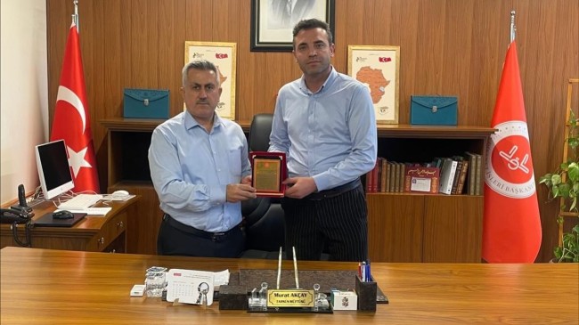 Müftü Akçay’dan Hüsrev Yılmaz’a Teşekkür Plaketi