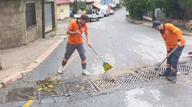 BÜYÜKŞEHİR EKİPLERİNDEN ÇAMLIYAYLA’DA SAĞANAK SONRASI TEMİZLİK ÇALIŞMASI