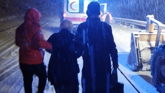 Tarsus Kahramangülek Mahallesinde “Hasta Kadını Ambulansa Ulaştırdı”