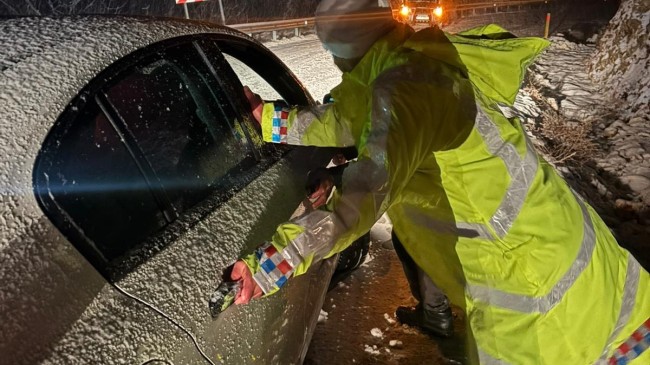 JANDARMA EKİPLERİNDEN YOLDA KALAN SÜRÜCÜLERE YARDIM ELİ